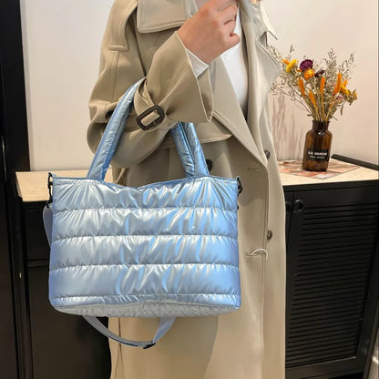 Crossbody-/Umhängetasche aus PU-Leder mit abnehmbarem Schulterriemen.