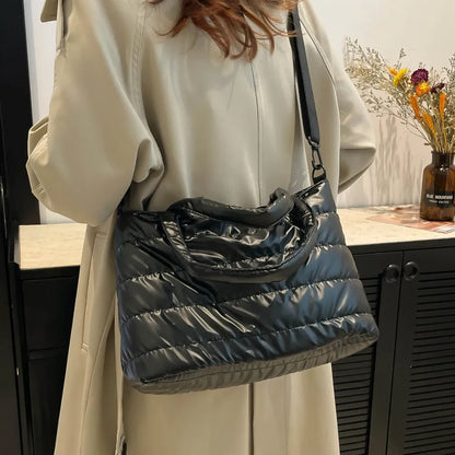 Crossbody-/Umhängetasche aus PU-Leder mit abnehmbarem Schulterriemen.