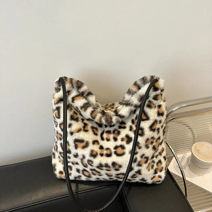 Leoparden-Fell-Schultertasche (bzw. Leoparden-Schultertasche aus Kunstfell).