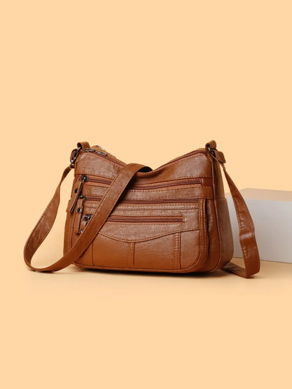 Crossbody-/Umhängetasche mit mehreren Fächern.