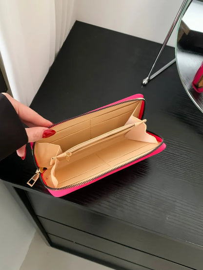 Einfarbige Geldbörse aus PU-Leder.