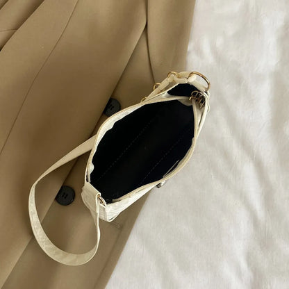 PU-Leder-Schultertasche mit Schleife (auch möglich: Schultertasche aus PU-Leder mit Schleifendetail).